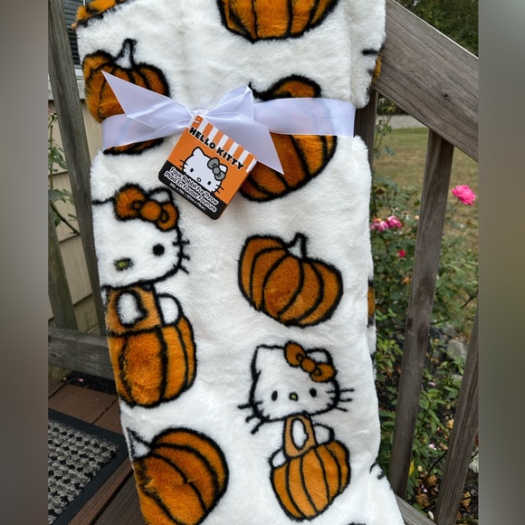 Hello Kitty fall pumpkin throw blanket - Picture 2 of 3